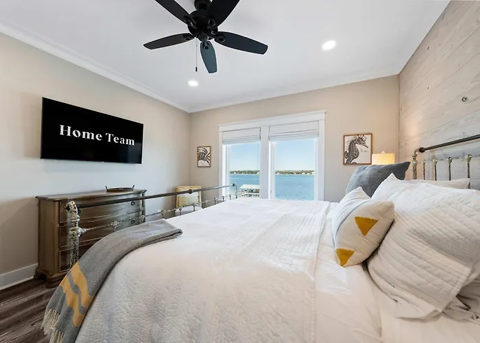Holiday home Waterfront Views - Walk To - Heated Pool *