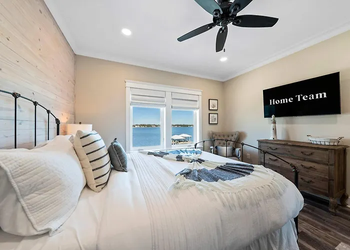 Holiday home Waterfront Views - Walk To - Heated Pool Gulf Shores