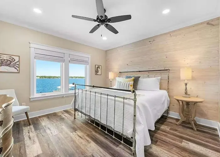 Holiday home Waterfront Views - Walk To - Heated Pool Gulf Shores